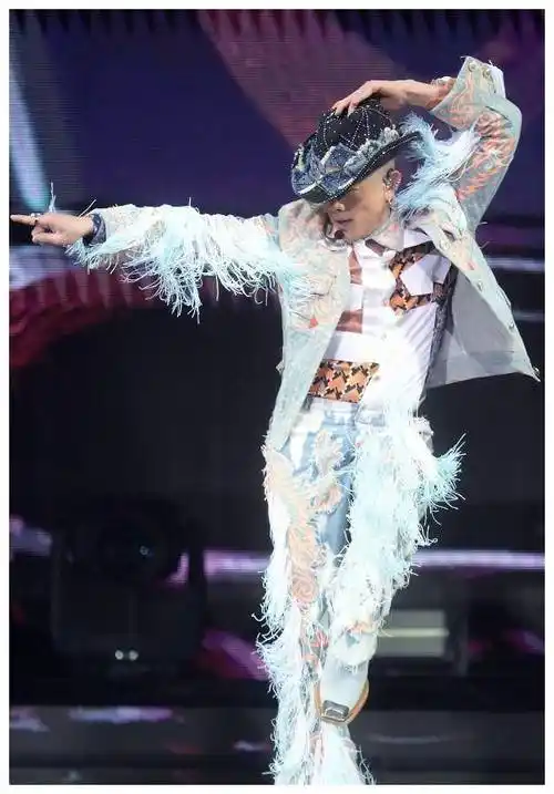 方媛全家陪伴郭富城演唱会,两女儿欢快挥手,活泼俏皮._演出_家人_肌肉