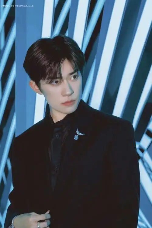 易烊千玺超话近期活动图集,一些贵气#易烊千玺怎么这样