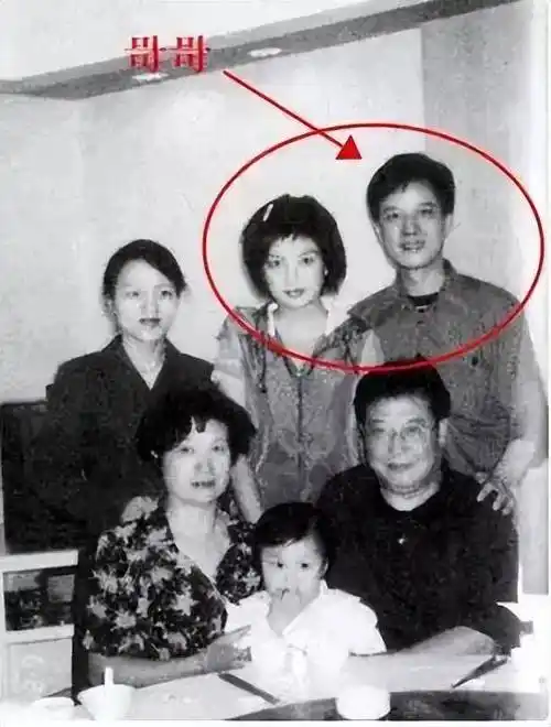 赵薇母亲魏启颖儿子离婚分走52亿女儿消失荧屏丈夫也去世