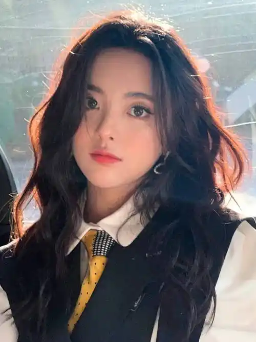 杨超越更新live图自拍发丝都会发光的美貌太绝了