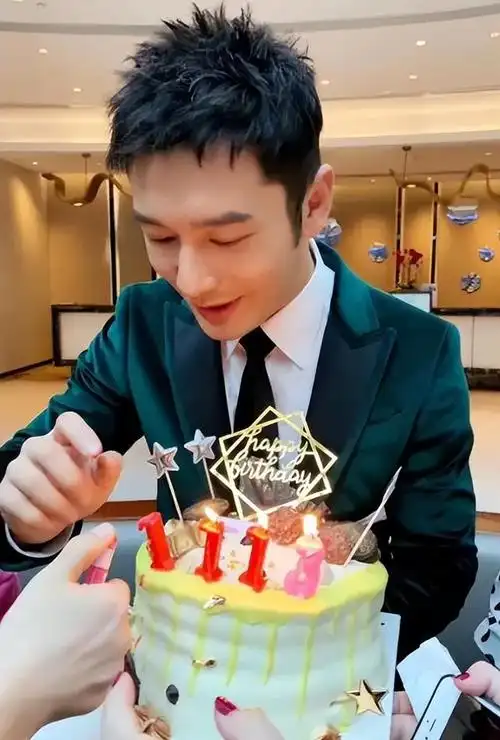 46岁黄晓明生日晒出全家福,儿子送上特殊礼物,妻子缺席惹争议