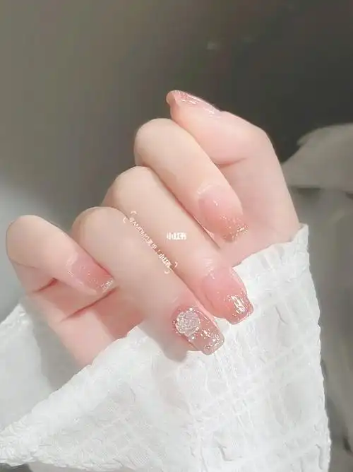 初秋显白温柔渐变山茶花美甲