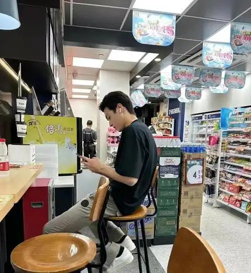 网友在便利店偶遇许凯,难以掩饰激动心情直呼素颜特别帅