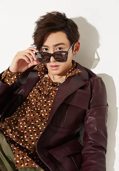 实力小生张哲瀚酷帅潮流写真高清图片