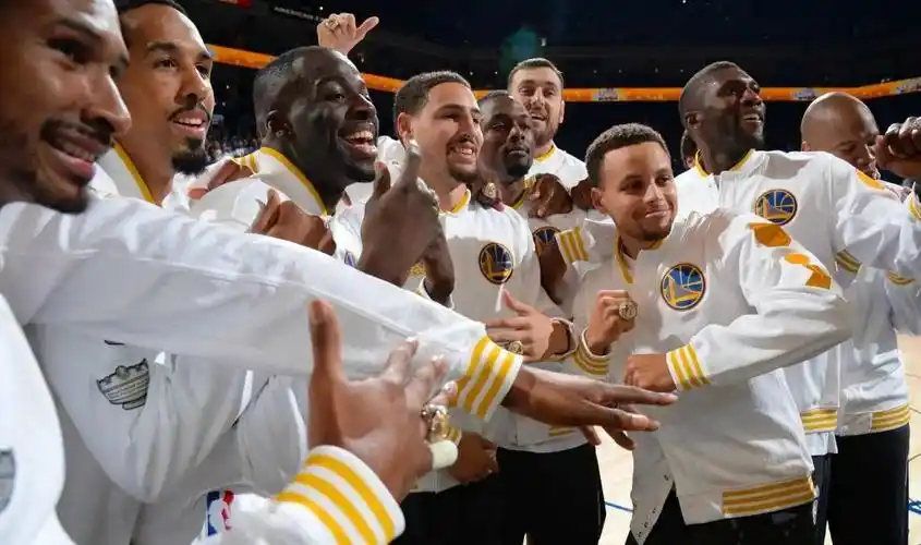 詹姆斯咋总决赛独木难支,最终勇士队4比0横扫骑士夺得冠军