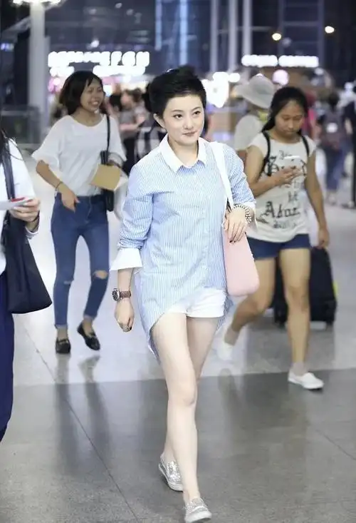 小婉君金铭都40岁了最新机场照曝光眼袋明显北大学霸也开始尝试直播