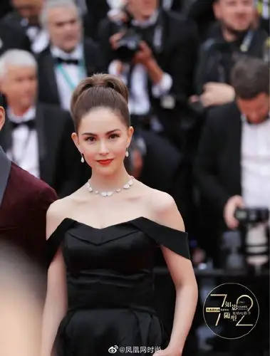 昆凌亮相第72届戛纳开幕红毯 黑天鹅造型气场十足