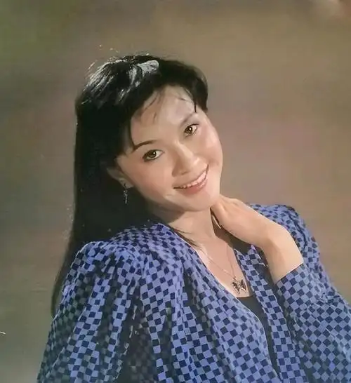 班上有这么一位男生,叫做陈国星,他凭借着帅气的外形,最终把班花给