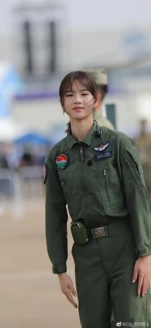 直-20女飞行员徐枫灿,也来航展啦_风闻