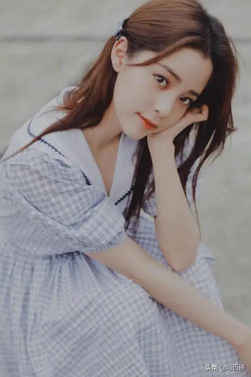 欧阳娜娜!这少女感都快溢出来了,蓝白格子裙太适合她了