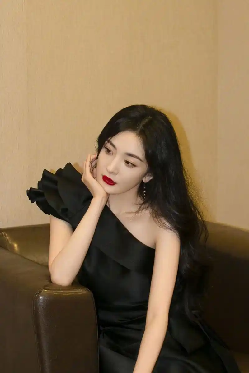 杨幂大方分享手机壳单肩连衣裙配红唇出镜超性感