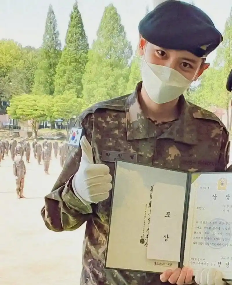 朴灿烈寸头照!看起来状态很好啊,期待平安归来!