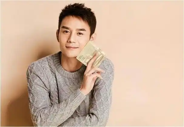 王凯遭双重打击父逝一月肺现阴影42岁不婚不红命运何其坎坷