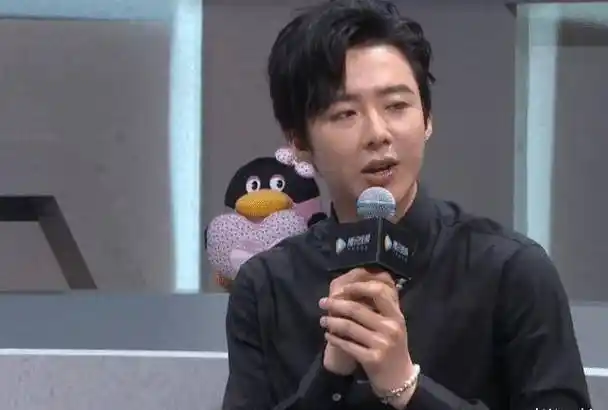 和热巴坐的是中心位,看得出因为这部剧,热巴和吴磊和刘宇宁关系很好