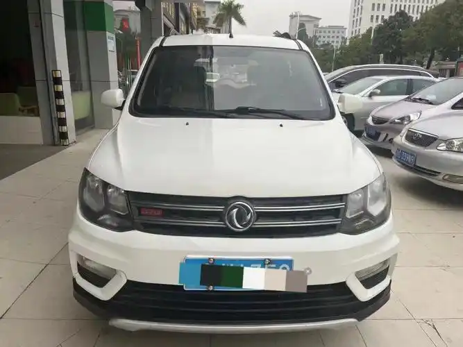 东风风光370豪华版,2017年3月上牌,一手车主,仅仅跑7万公里,排量1.