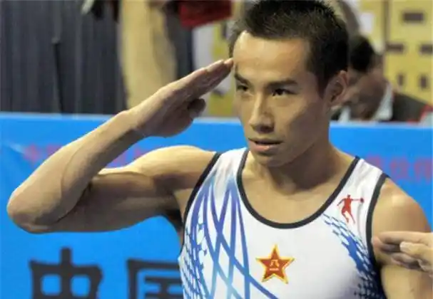 奥运冠军因女友诈骗5800万,被牵连退役,消失8年后如今成大校