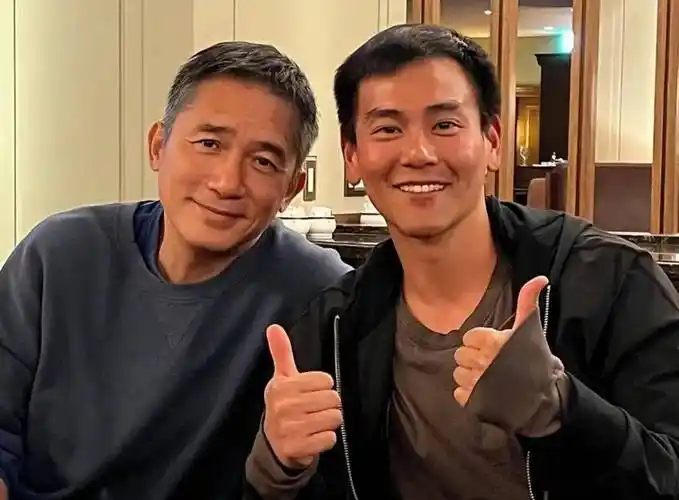 61岁梁朝伟德国被偶遇,头顶秃一片全程陪笑,意外撞脸王石引热议