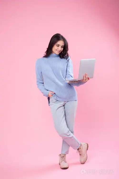 迷人的女性半身正面肖像,时髦的粉红色工作室背景.