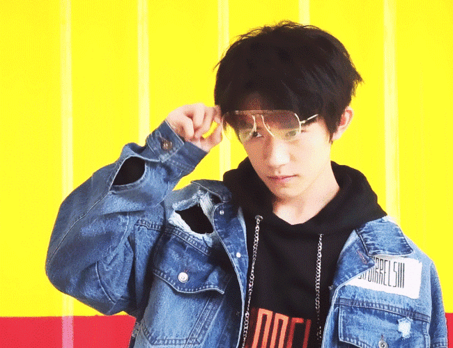 易烊千玺动图gif