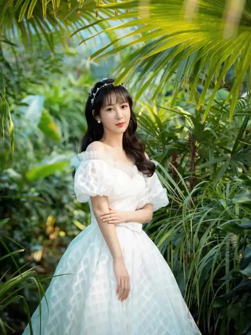 杨紫白裙如水光流淌及地