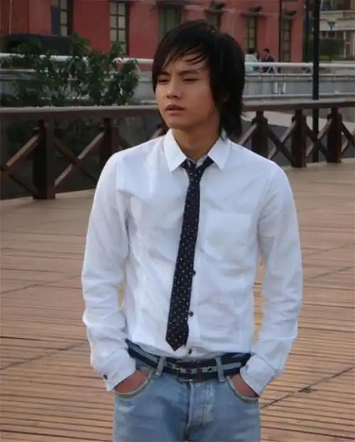 情歌王子郑源15岁开演唱会19岁日赚万元春晚都请不动他