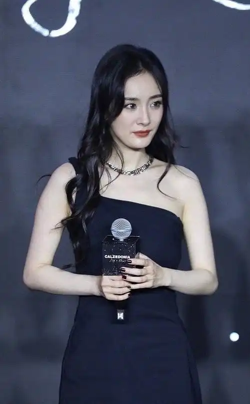 杨幂生图流出,路人镜头下的她颜值依旧惊艳_腾讯新闻