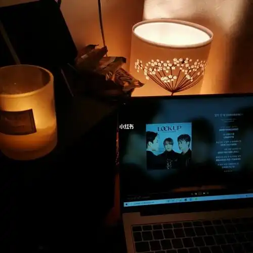 夜晚一个人窝在房间角落听歌就是最美妙的事情之一90#氛围感