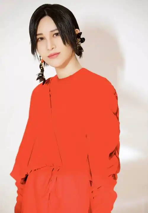 37岁的尚雯婕也太会穿了,黑色时尚时尚搭配波点衬衫,造型感十足_音乐