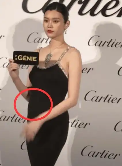 奚梦瑶二胎孕肚保护到位上围发育略显臃肿灵气不再显笨拙