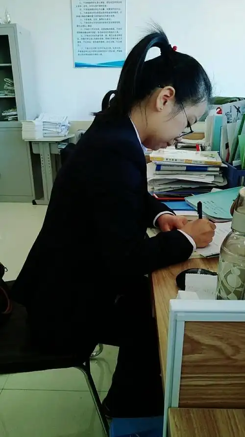 王孟楠是八年级数学组的备课组长,她以身作则,把工