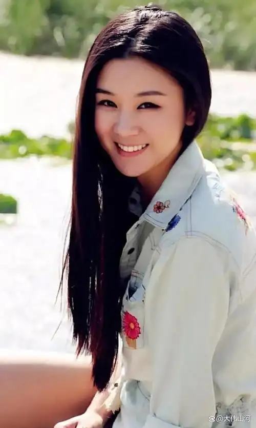 李小萌出道20年与王雷相爱15年生一子36岁怀二胎人生圆满