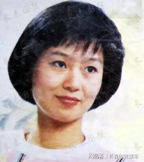 照片中,年轻时的鞠萍一头短发,穿着时尚自然,模样十分青涩.