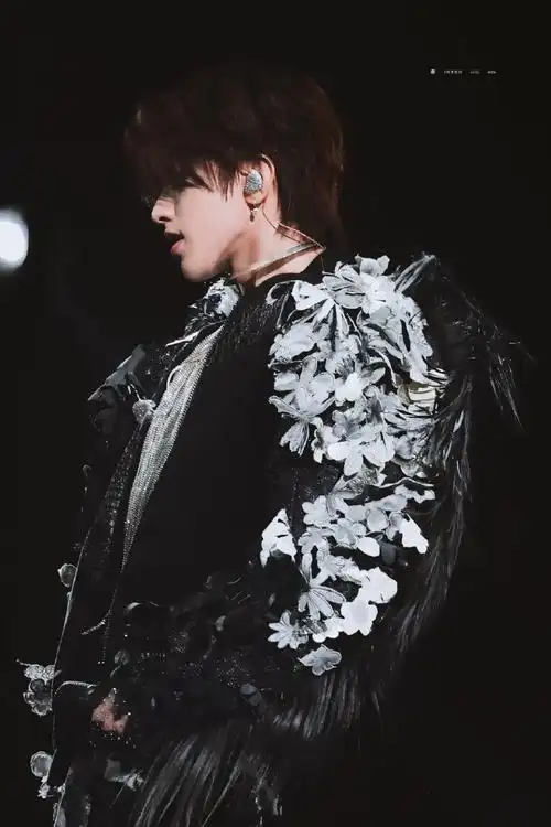 蔡徐坤#在我的这颗小星球里面,你就是温柔跟璀璨,即使旁的宇宙再缆