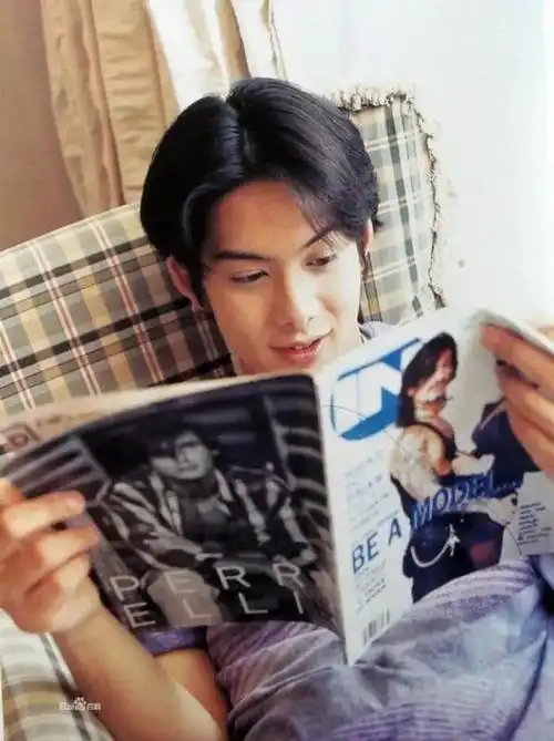 比如,木村拓哉:其实这种m字头的发型,在90年代的男明星里面非常风靡