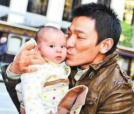 刘德华抱粉丝孩子 与"李小龙"比武