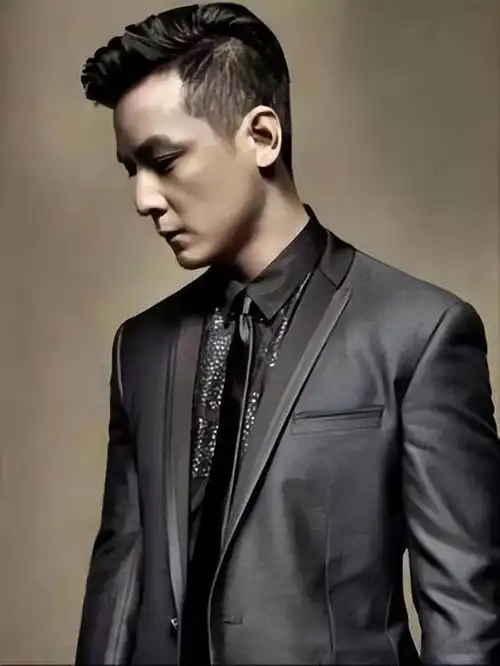 年轻时"惊艳"了时光,中年变化太大,这几位明显仿佛像换了个人