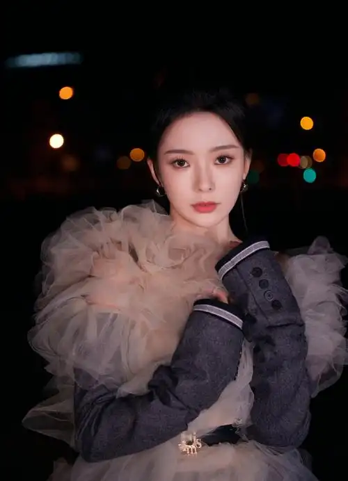 陈卓璇薄纱拼接风西装