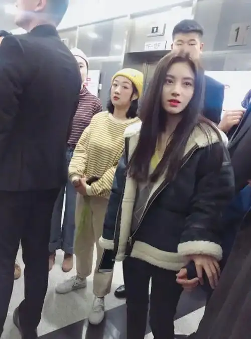 鞠婧祎为综艺做宣传路人镜头下的她美成仙女路透照曝光引热议