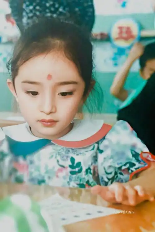 杨幂小时候的高清照,鼻梁优越眉眼是真绝,倒立洗头也太调皮了吧