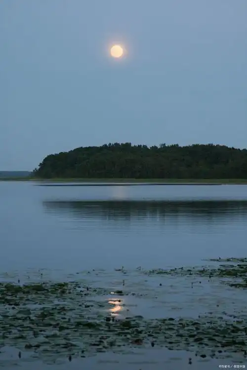 月亮湖景区位于甘肃省张掖市甘州区南30公里处和江西省景德镇昌江区丽
