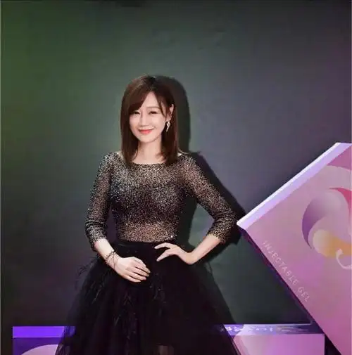 薛佳凝的黑色长裙,展现出别样的浪漫风情