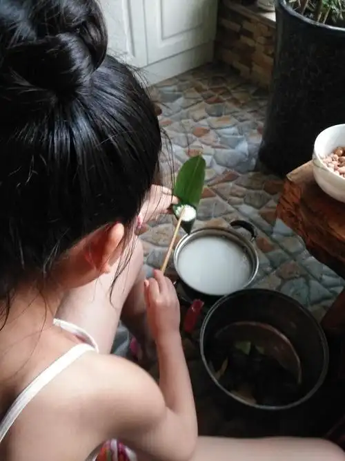 多彩的暑假生活篇一一全程体验包粽子