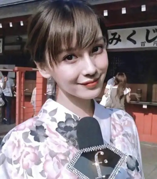 杨颖15岁日本走t台照流出网友满身的风尘味见过吗