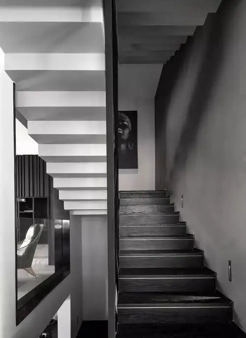 中岛台以灰色岩板的台面材质,加入水槽方便洗水果,工具与西餐料理