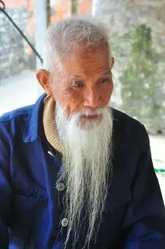 百岁老人的胡子