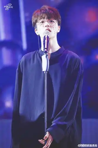 戴眼镜的陈立农~有魔力的农农,17岁的少年