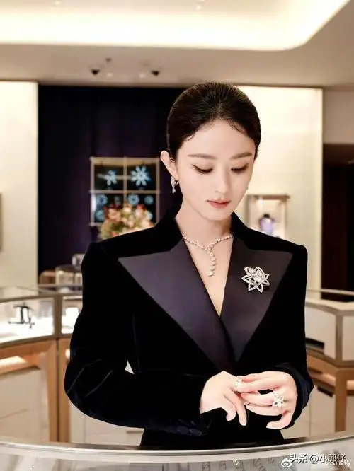 赵丽颖最新活动美照来袭,黑色西装套装穿搭,又美又飒!