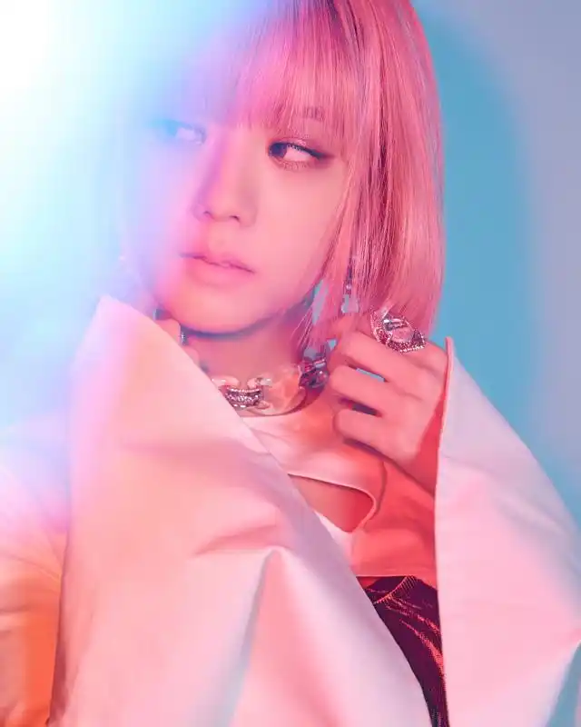 blackpink成员jisoo粉色短发造型,高级的美颜