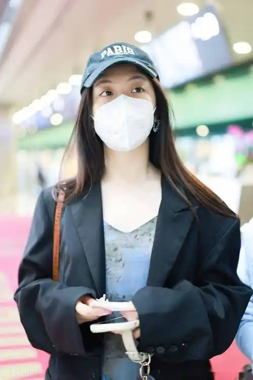 王艺瑾现身机场,身穿蓝色连衣裙搭配西服外套简约时尚_北京_王艺瑾