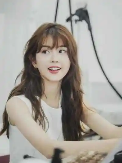 女生脸大必剪的发型(女生最显脸大的4款发型)(11)